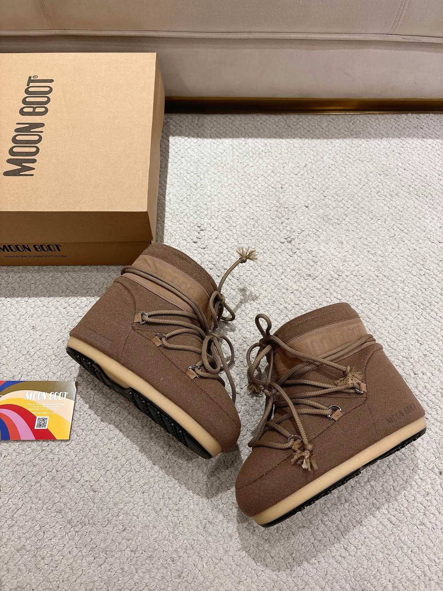 p620 [Exclusive top quality | New upgrade] Moon Boot 2025 autumn and winter hot snow boots are here! Don’t just focus on UGG anymore, fashionistas have already changed to these "ugly moon boots" ✨ 🔥Forget UGG! The Moon Boot that was once popular throughout the millennium is back! At that time, Paris Hilton, Victoria Beckham and other top icons were wearing it. Now with the strong return of the Y2K trend, the same QQ show outfit is a must-have for young people!  👢Hidden within 4cm, the legs are slimmer. 💫Looks fluffy, but actually looks slimmer. ❄️Full marks for thermal insulation, no longer cold in winter. 🌟Same style for men and women, regardless of left or right, easy to match. Don’t look at it’s cute appearance, but it instantly transforms into a trend focus! If you want both warmth and style, this is a must-have! ❶Material: original customized nylon cloth ❷Lining: original 100% silk cotton liner ❸Feet: original 100% silk cotton liner ❹Outsole: original molded two-color non-slip outsole ❺Sole thickness: 4cm (including inner height increase) ❻Code number: 35/38; 39/41 ❼Packaging: original full set of packaging ☀Color: official website updated simultaneously